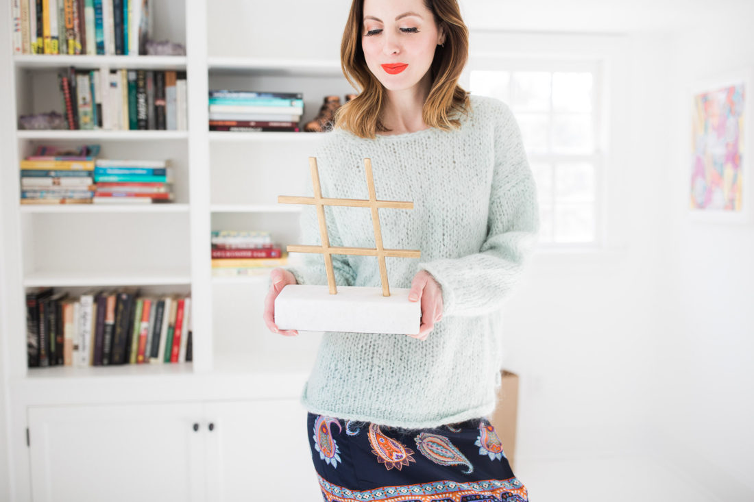 Eva Amurri Martino holds up a gold and marble hashtag sculpture