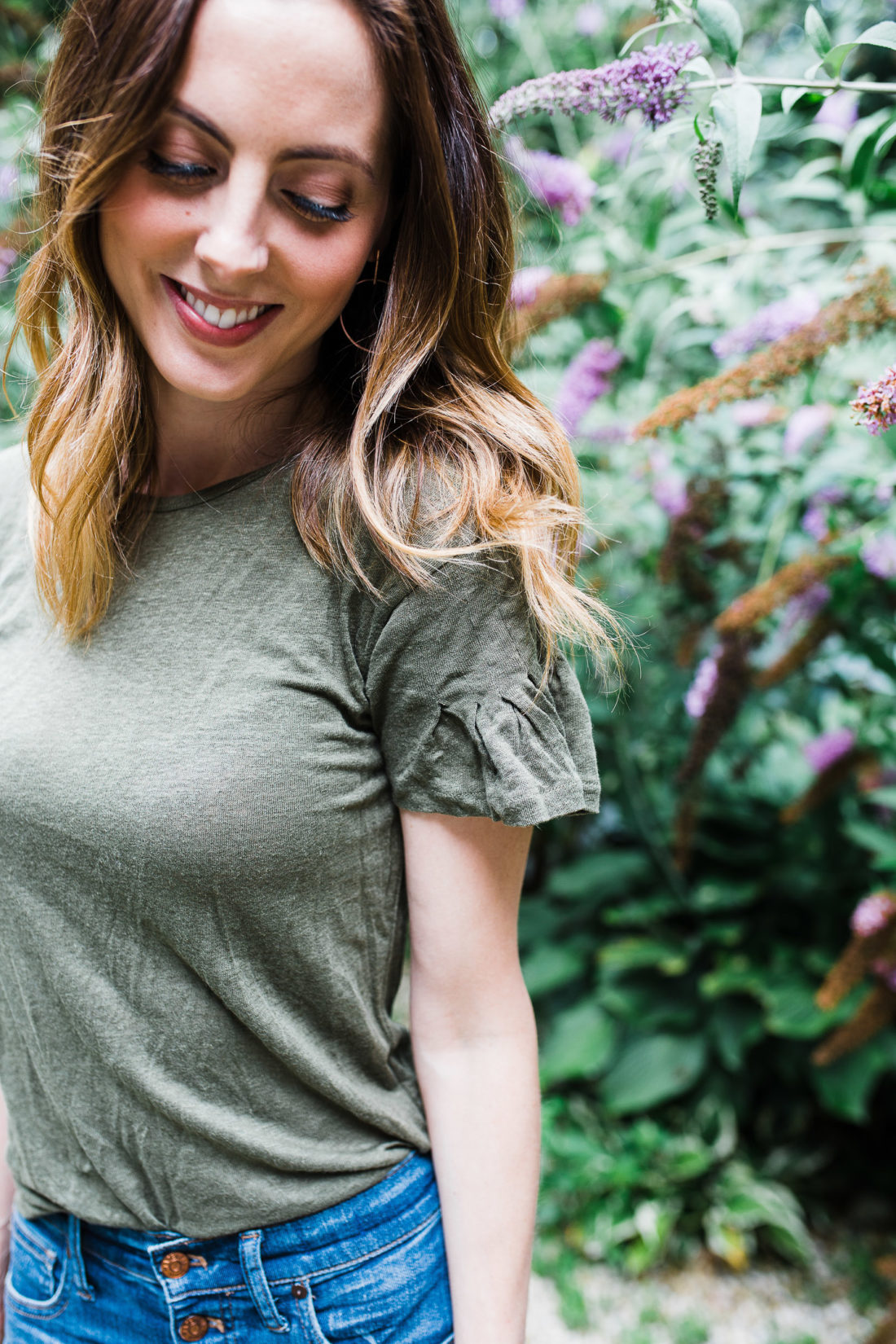 Eva Amurri Martino wears an army green flutter sleeve linen Tshirt in the courtyard of her Connecticut home
