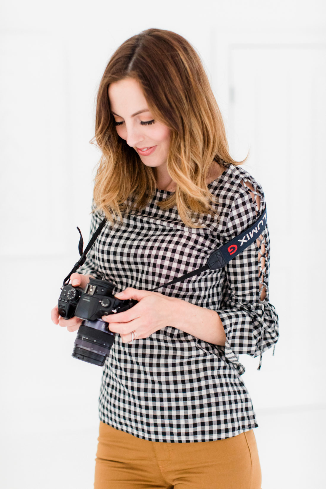 Eva Amurri Martino checks out the photos taken on her DLSR camera