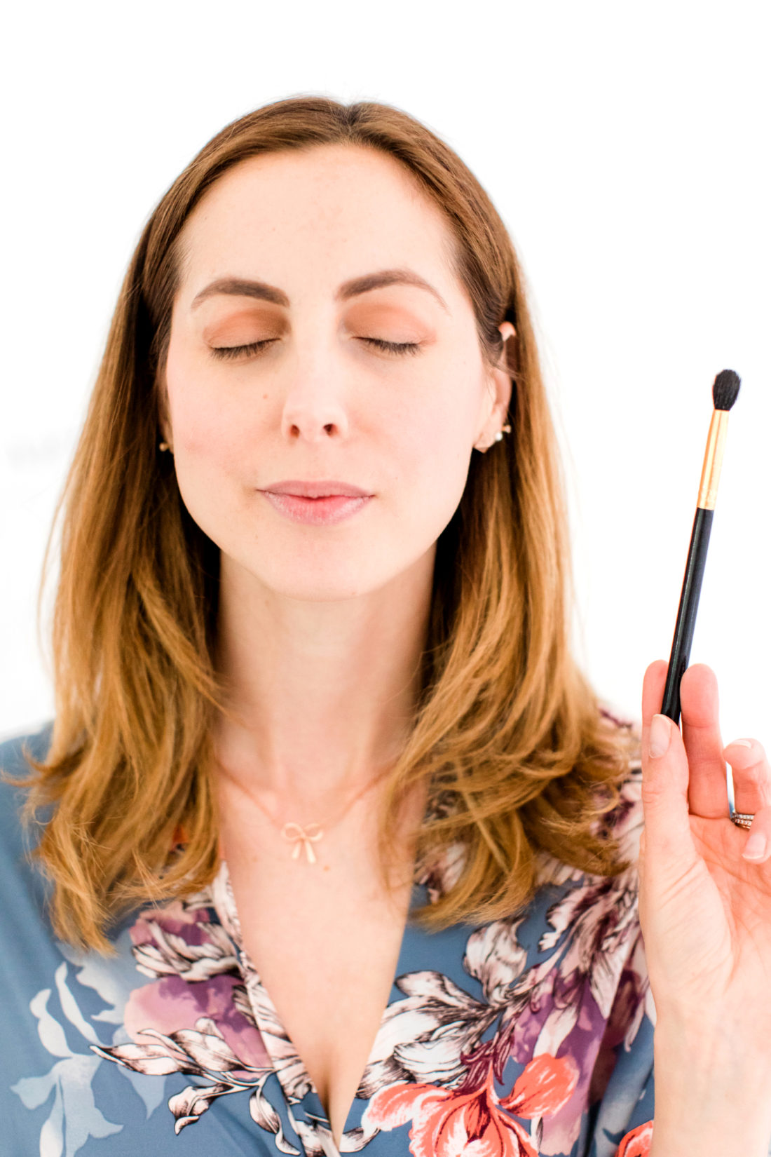 Eva Amurri Martino blends her eyeshadow using a fluffy makeup brush