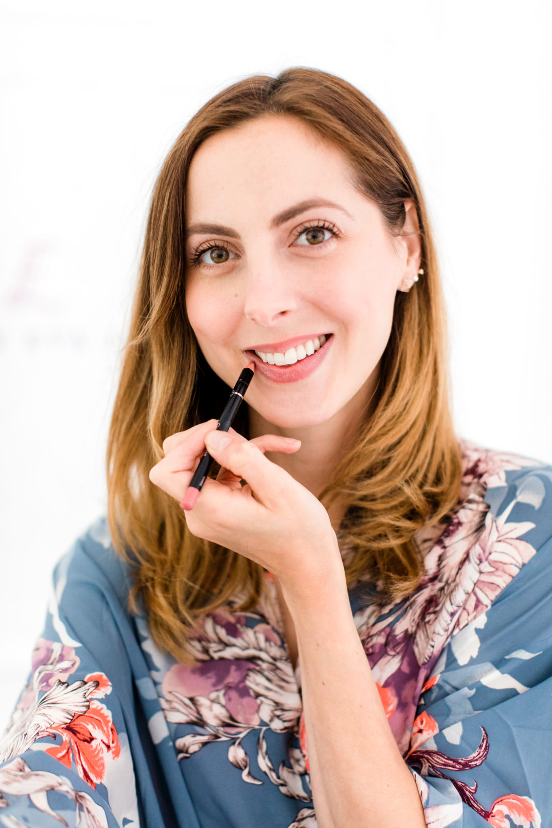 Eva Amurri Martino applies lip pencil to her lips