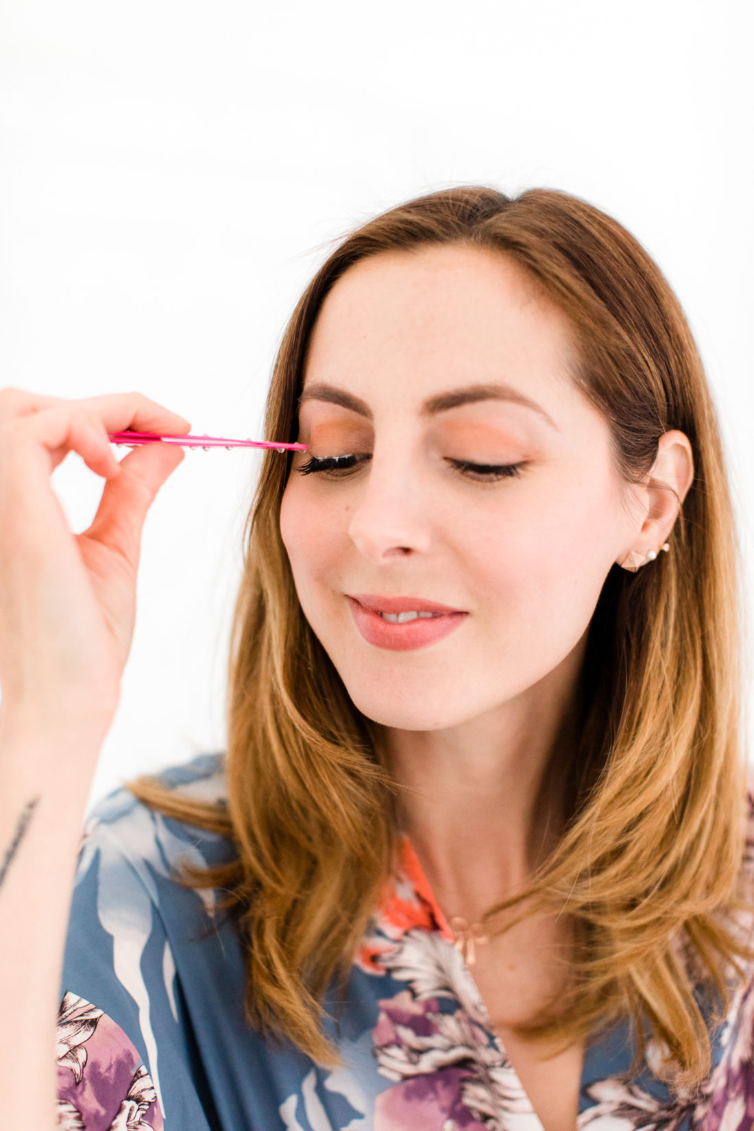 Eva Amurri Martino applies falsh eyelashes as part of her photo shoot makeup tutorial