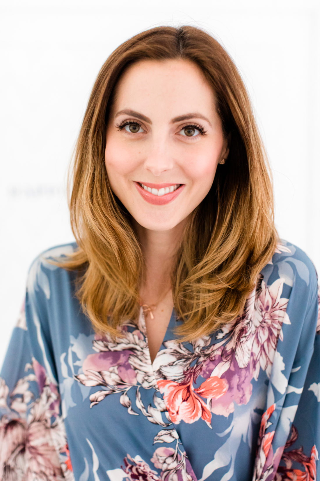 Eva Amurri Martino applies falsh eyelashes as part of her photo shoot makeup tutorial