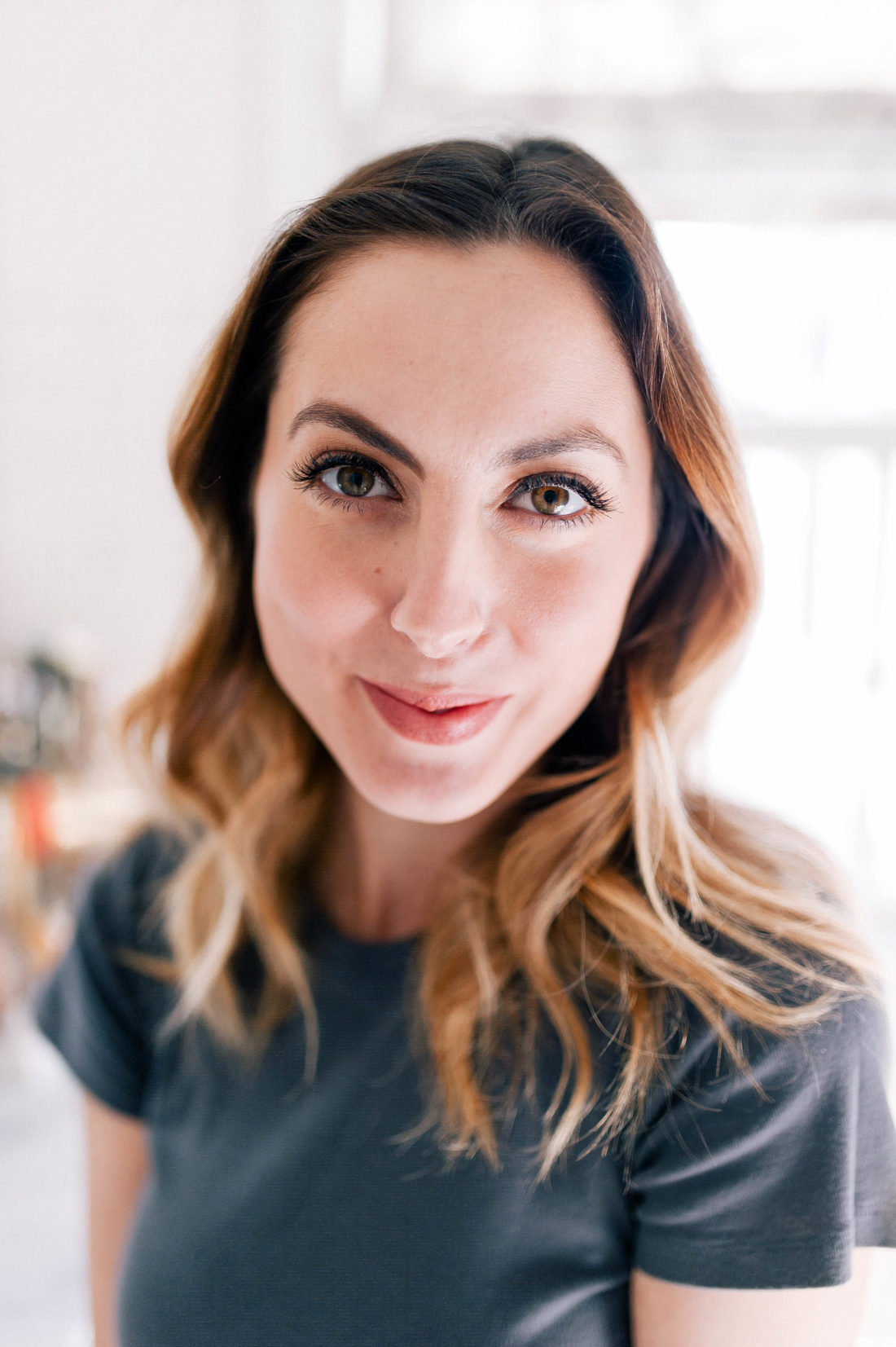 Eva Amurri Martino shows the difference between her eyebrows when one is done and the other isn't