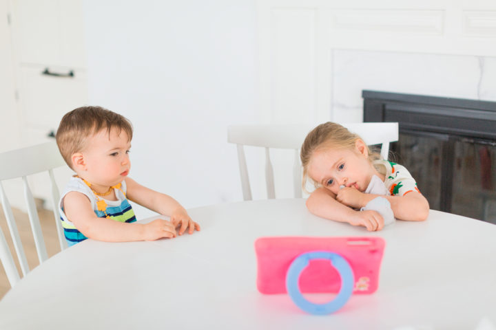 Eva Amurri Martino's children Major and Marlowe sit at the kitchen table