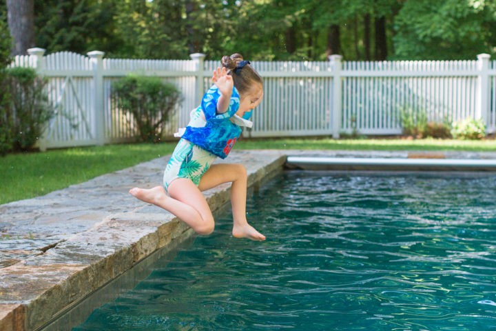 Eva Amurri Martino's daughter Marlowe leaps into the pool with floaties