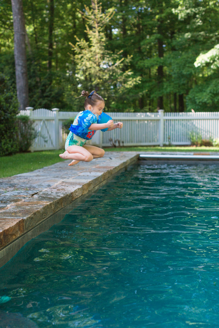 Eva Amurri Martino's daughter Marlowe leaps into the pool with floaties
