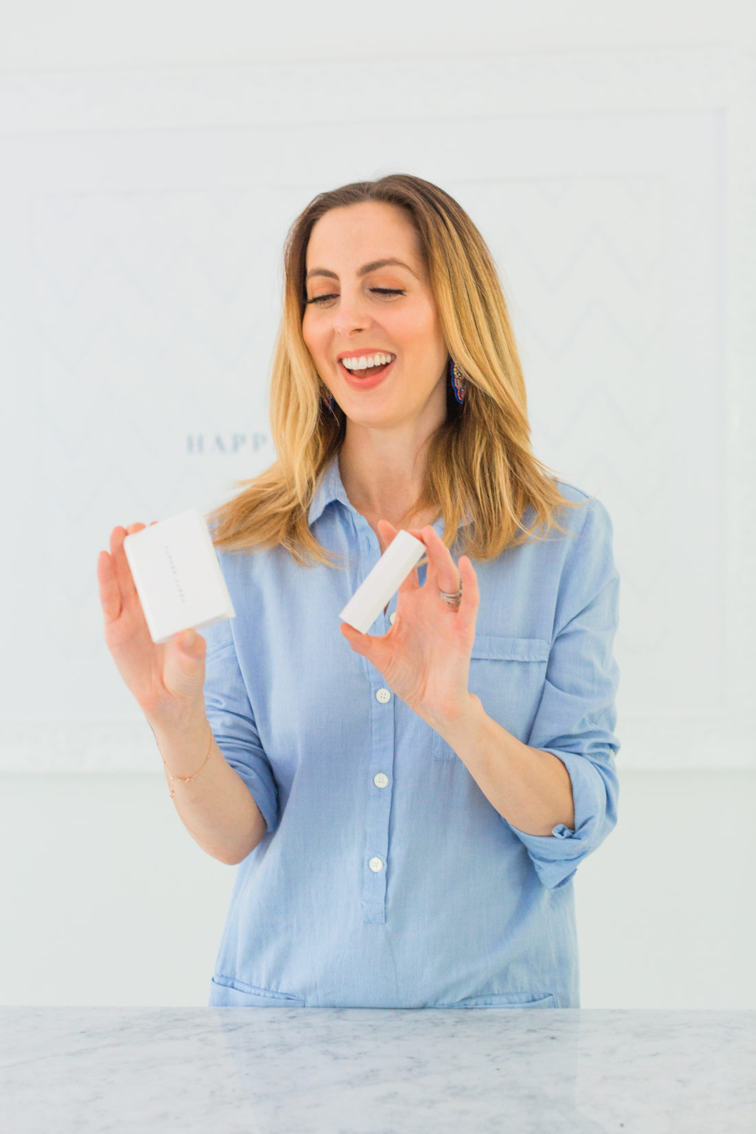 Eva Amurri Martino shows how her blotting powder case and brush case detach from one another