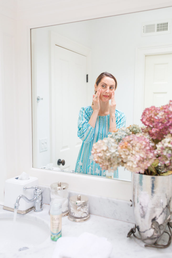 Eva Amurri Martino rubs Olay into her skin