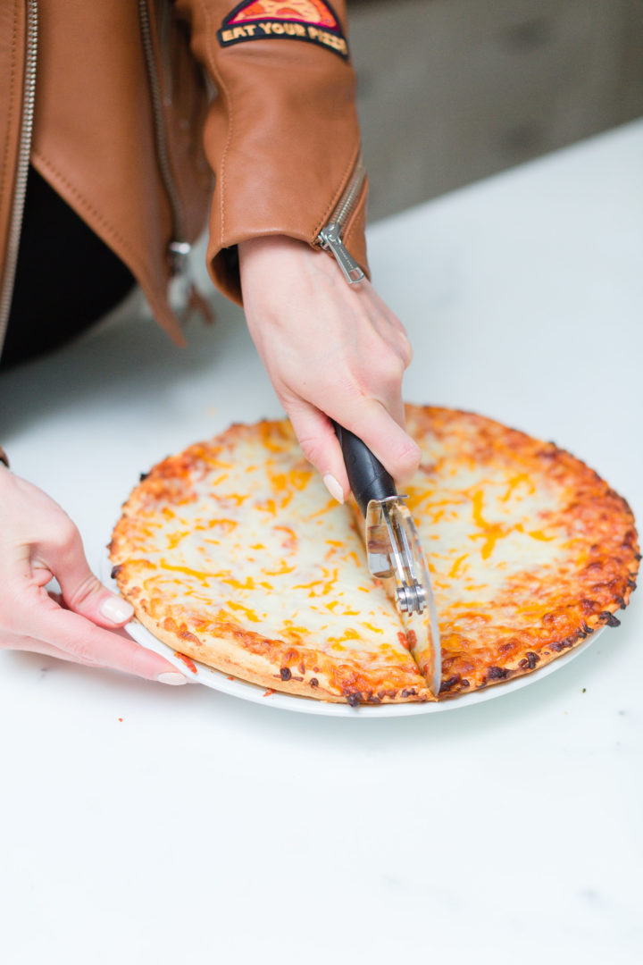 Eva Amurri Martino cuts up pizza for her family's pizza night