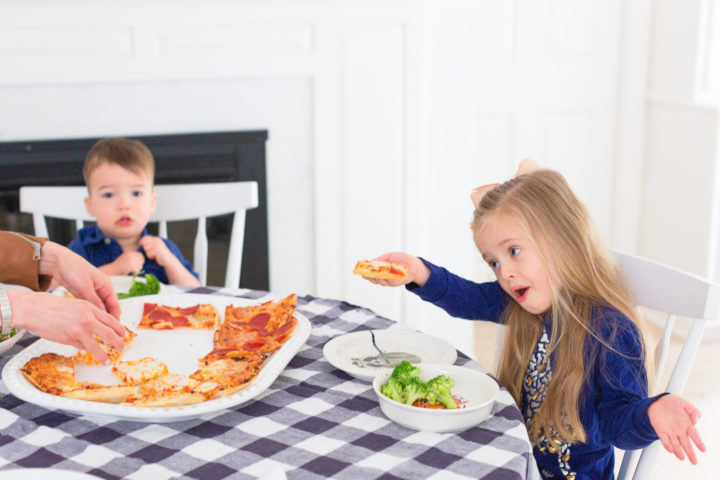 Eva Amurri Martino's kiddos enjoy pizza for dinner