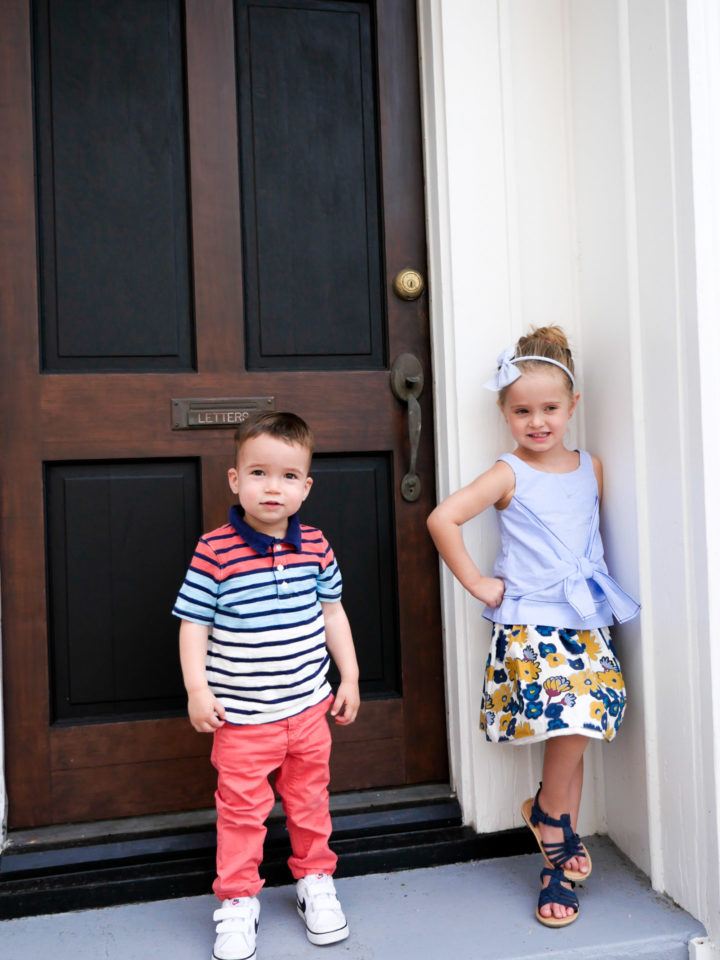 Eva Amurri Martino's children Marlowe and Major pose in front of a house in Charleston