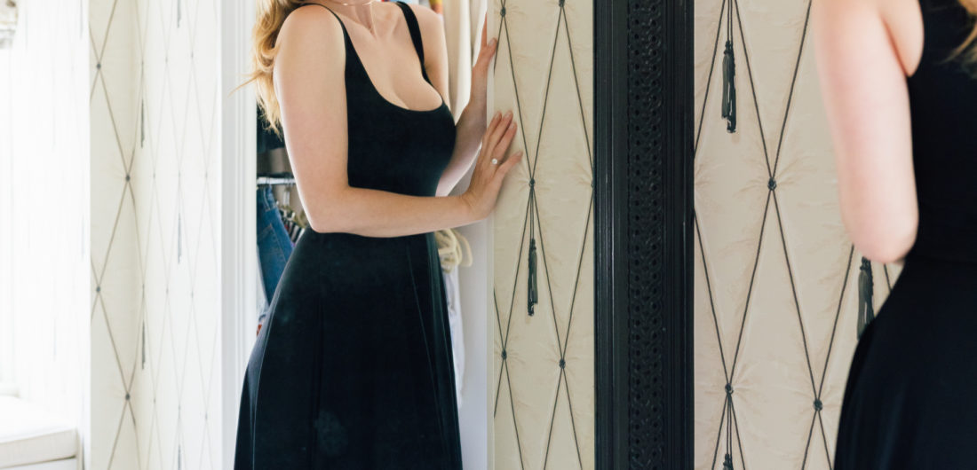 Eva Amurri Martino wears a hat while looking in the mirror
