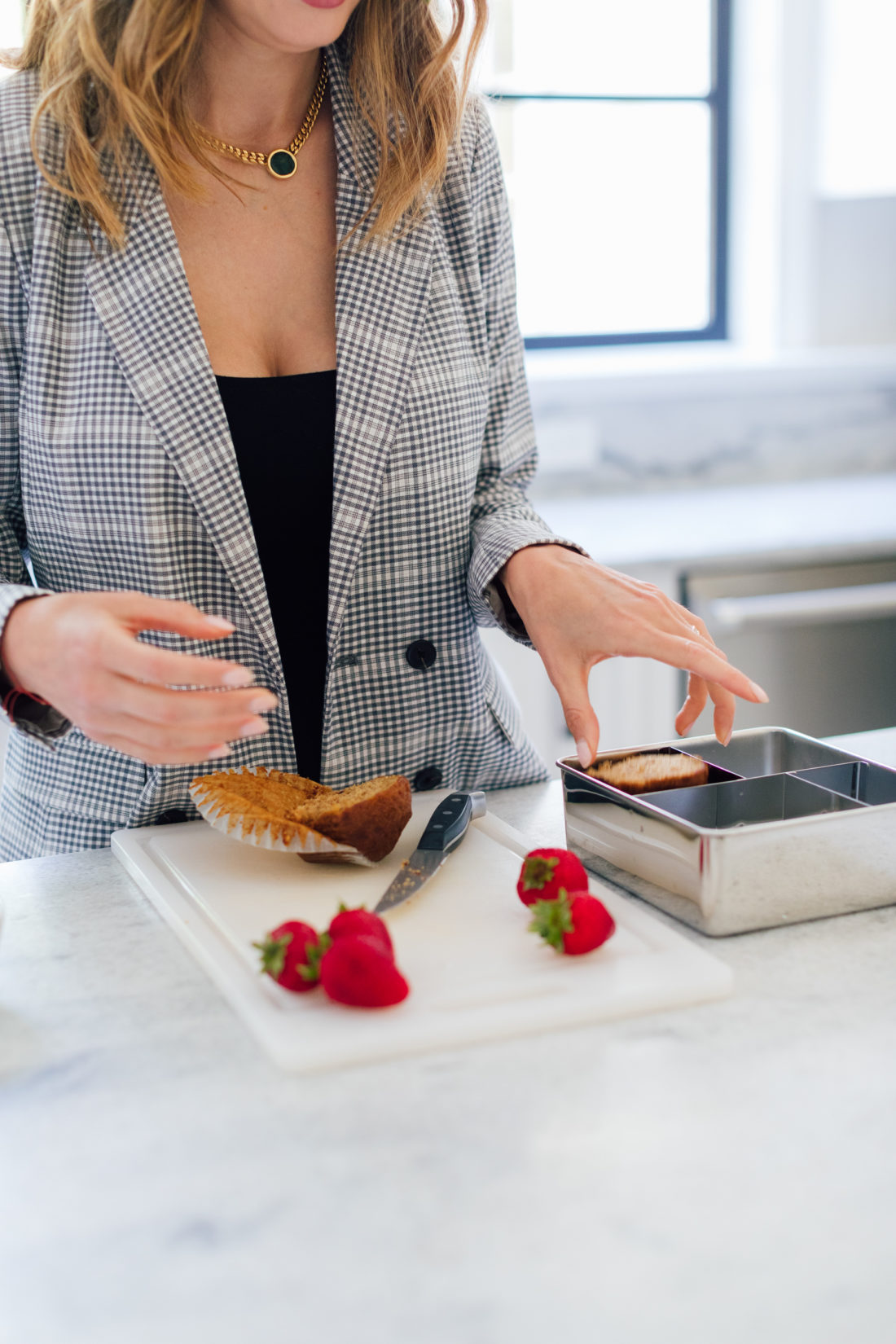 Eva Amurri Martino chops up strawberries for an easy lunch box idea