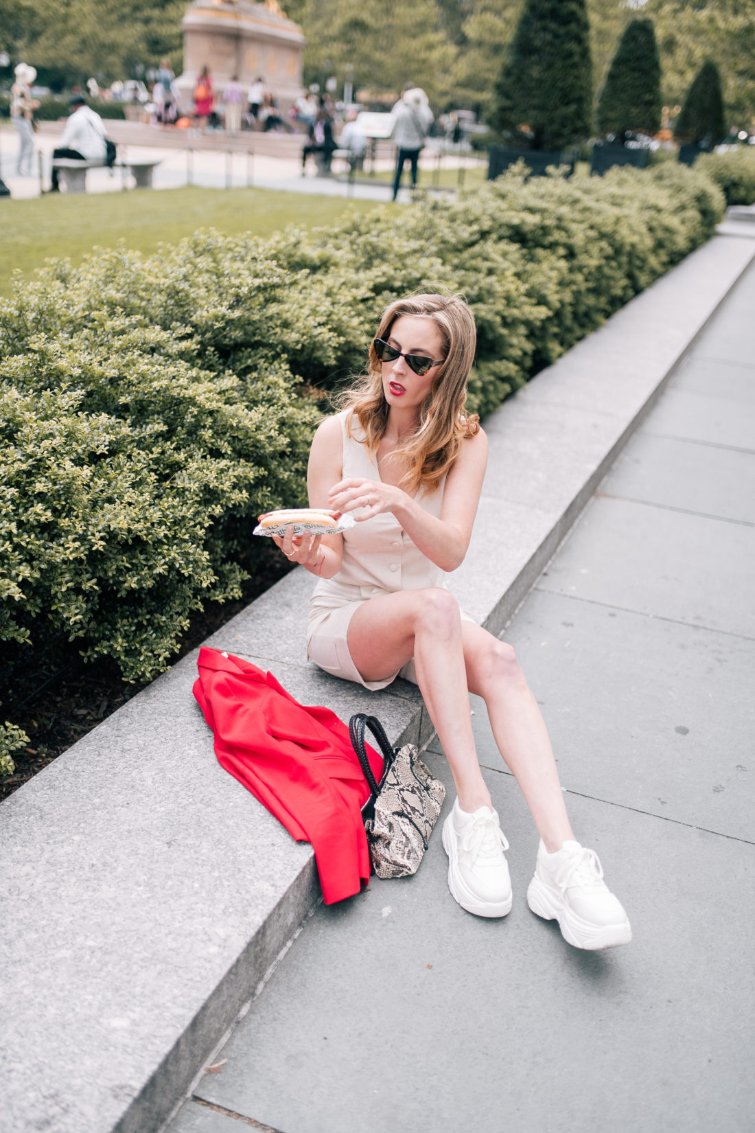 Eva Amurri martino eats a hot dog on the streets of NYC