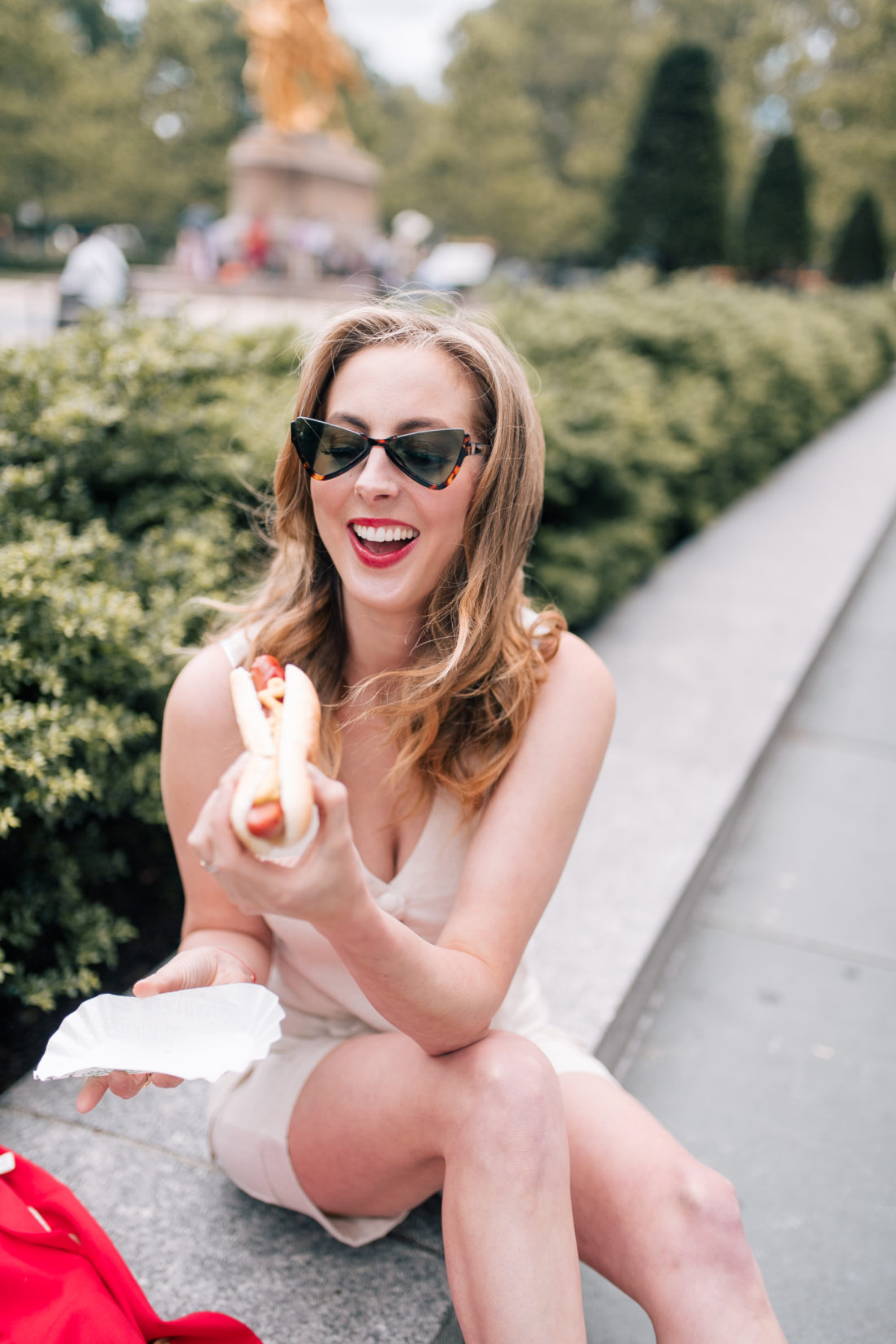 Eva Amurri martino eats a hot dog on the streets of NYC