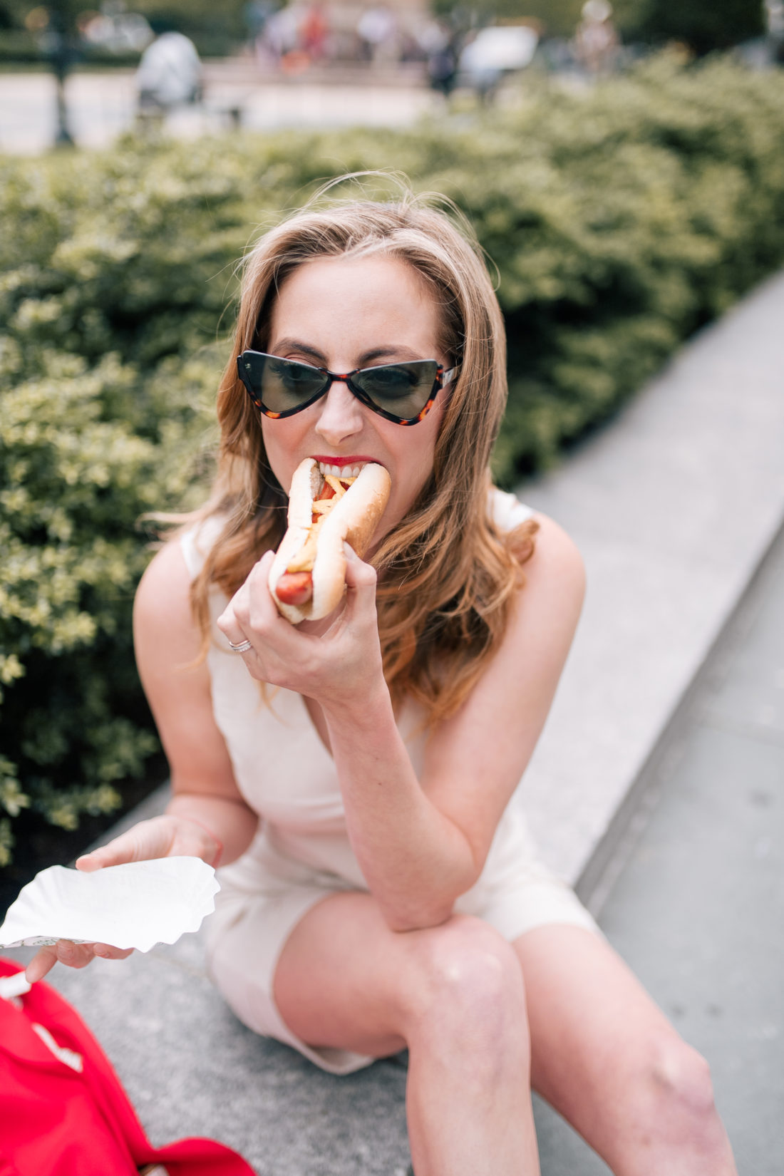 Eva Amurri martino eats a hot dog on the streets of NYC