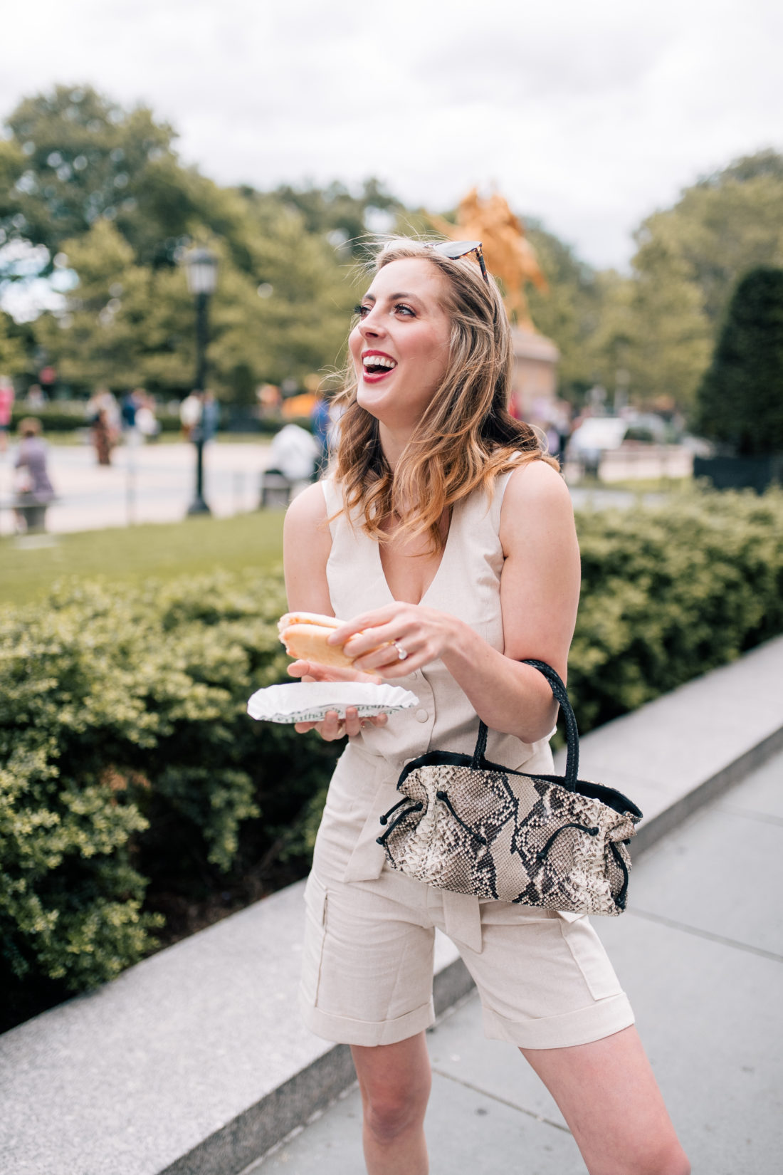 Eva Amurri martino eats a hot dog on the streets of NYC