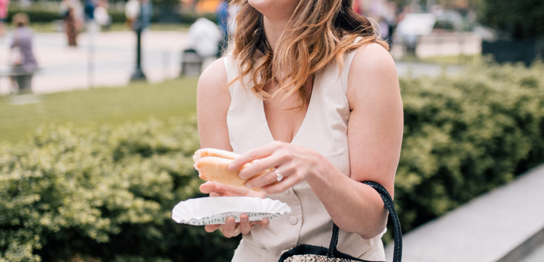 Eva Amurri martino eats a hot dog on the streets of NYC