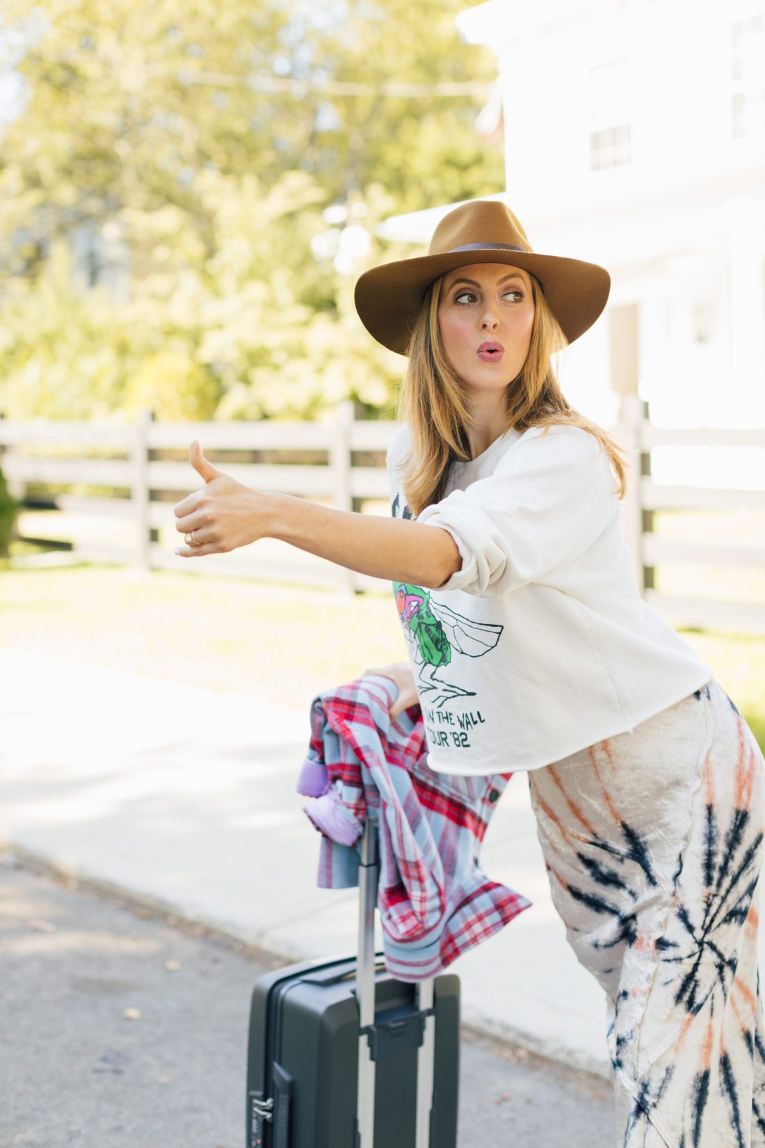 Eva Amurri Martino pretends to hitchhike on her way to Ohana Music Festival