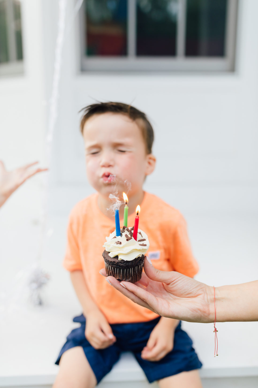 Eva Amurri Martino's son Major blows out the candles on his birthday cupcake