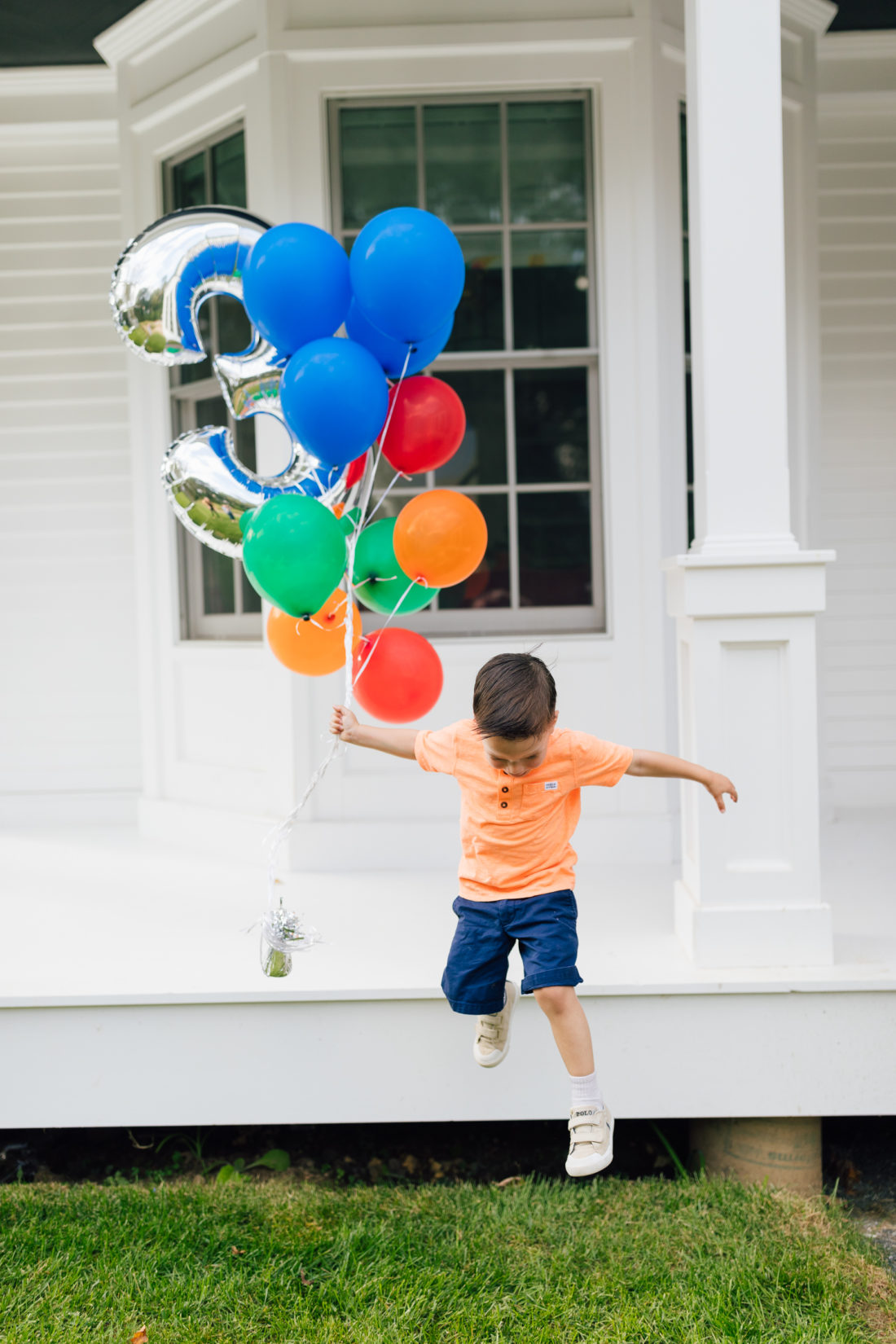 Eva Amurri Martino's son Major holds a handful of balloons for his 3rd birthday