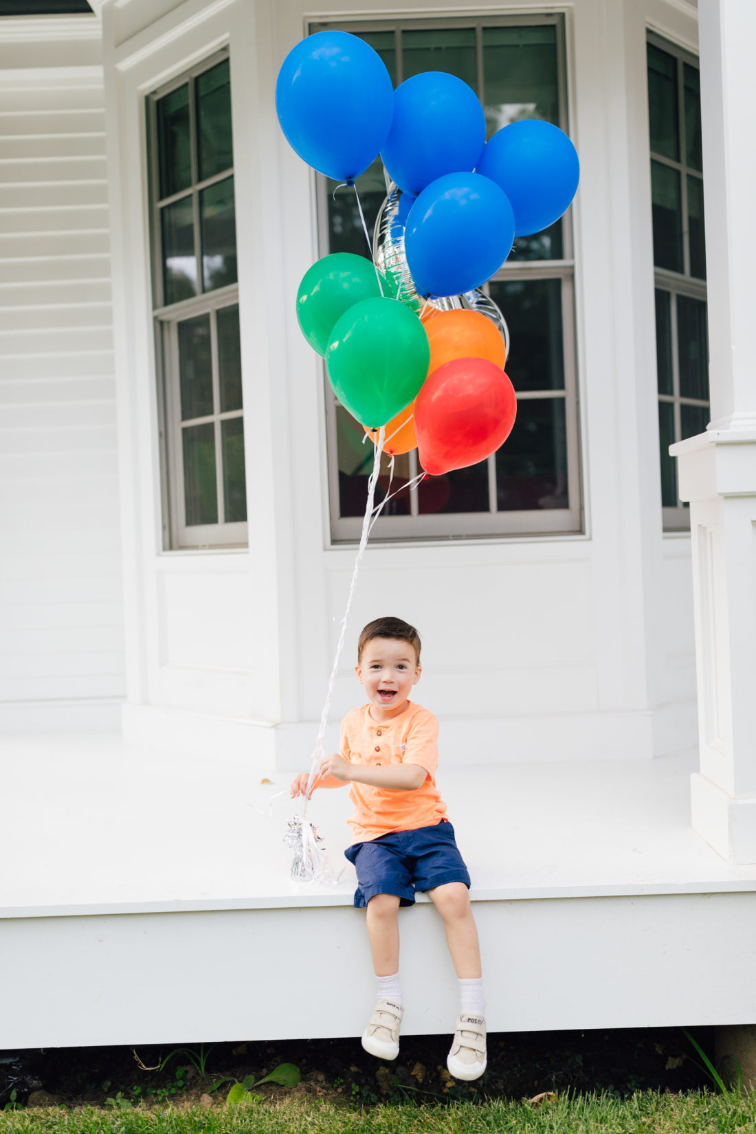 Eva Amurri Martino's son Major holds a handful of balloons for his 3rd birthday