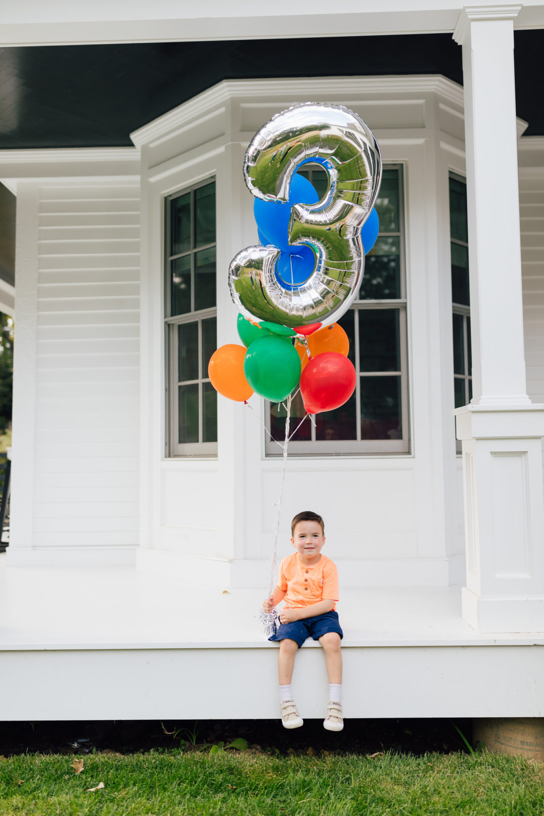 Eva Amurri Martino's son Major holds a handful of balloons for his 3rd birthday