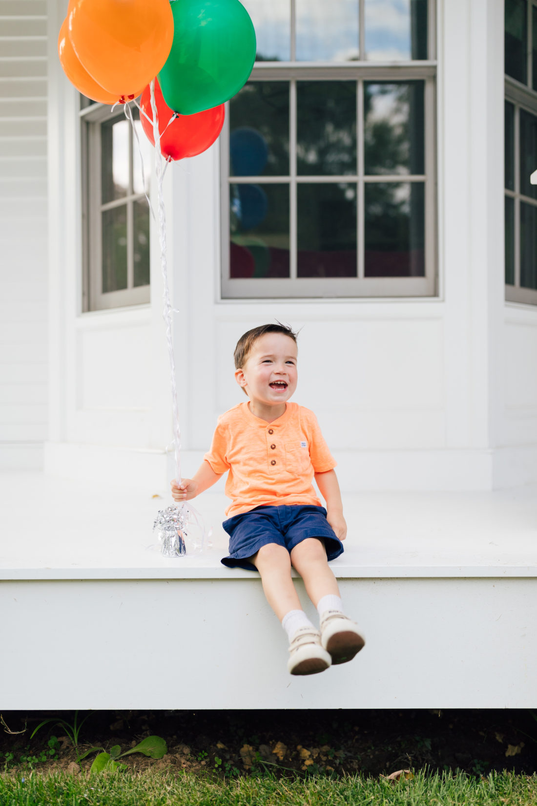 Eva Amurri Martino's son Major holds a handful of balloons for his 3rd birthday