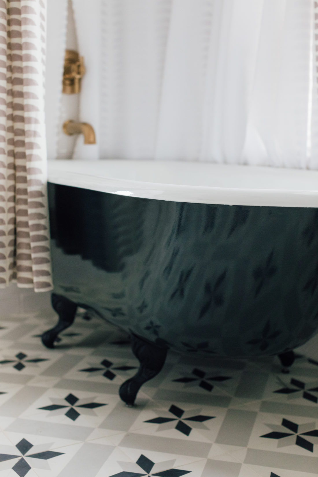 The bathtub inside Eva Amurri's newly finished Guest Suite